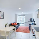 Modern 3-bedroom In Leeds Centre - Sleeps 6 *