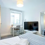 Apartment Modern 3-bedroom In Leeds Centre - Sleeps 6