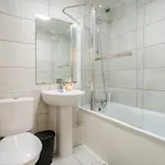 Modern 3-bedroom In Leeds Centre - Sleeps 6 Apartment *