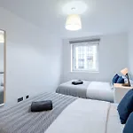 Apartment Modern 3-bedroom In Leeds Centre - Sleeps 6 *