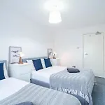 Modern 3-bedroom In Leeds Centre - Sleeps 6 * Elland