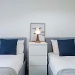 Apartment Modern 3-bedroom In Leeds Centre - Sleeps 6 Elland