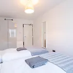 Modern 3-bedroom In Leeds Centre - Sleeps 6 Elland