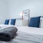 Modern 3-bedroom In Leeds Centre - Sleeps 6 Apartment *