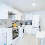 Modern 3-bedroom In Leeds Centre - Sleeps 6 * Elland