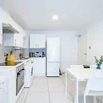 Apartment Modern 3-bedroom In Leeds Centre - Sleeps 6 Elland