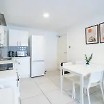Modern 3-bedroom In Leeds Centre - Sleeps 6 Apartment