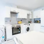 Modern 3-bedroom In Leeds Centre - Sleeps 6 *