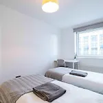 Modern 3-bedroom In Leeds Centre - Sleeps 6 Elland