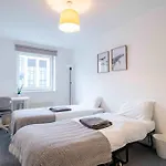 Modern 3-bedroom In Leeds Centre - Sleeps 6 * Elland