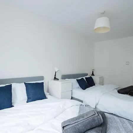 Bright 3-bed Flat By & Centre Leeds