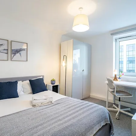 Apartment Modern 3-bedroom In Leeds Centre - Sleeps 6 *