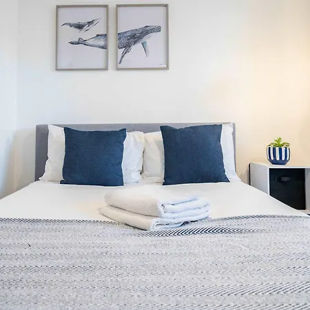 Modern 3-bedroom In Leeds Centre - Sleeps 6 *