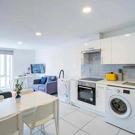 Modern 3-bedroom In Leeds Centre - Sleeps 6 * Elland