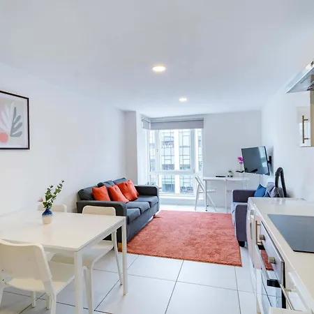 Modern 3-bedroom In Leeds Centre - Sleeps 6 *
