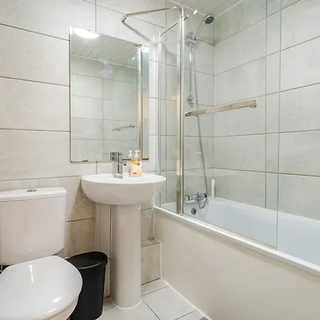 Modern 3-bedroom In Leeds Centre - Sleeps 6 Апартаменты *