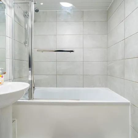 Апартаменты Modern 3-bedroom In Leeds Centre - Sleeps 6 *