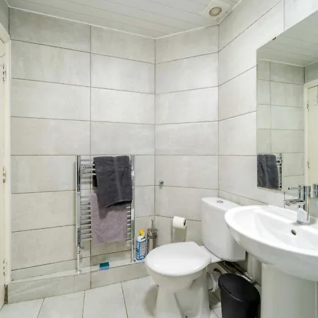 Modern 3-bedroom In Leeds Centre - Sleeps 6 Elland