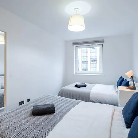 Апартаменты Modern 3-bedroom In Leeds Centre - Sleeps 6 *