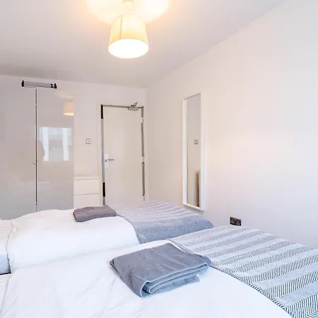 Modern 3-bedroom In Leeds Centre - Sleeps 6 Elland