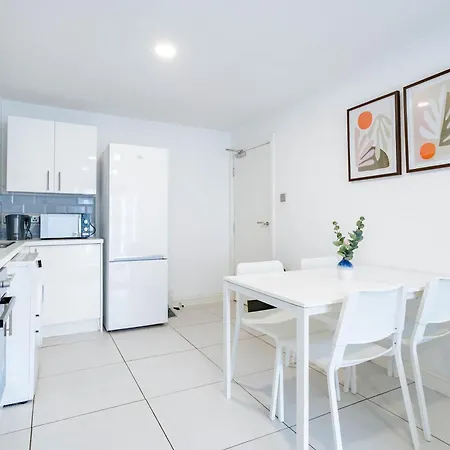 Modern 3-bedroom In Leeds Centre - Sleeps 6 Elland