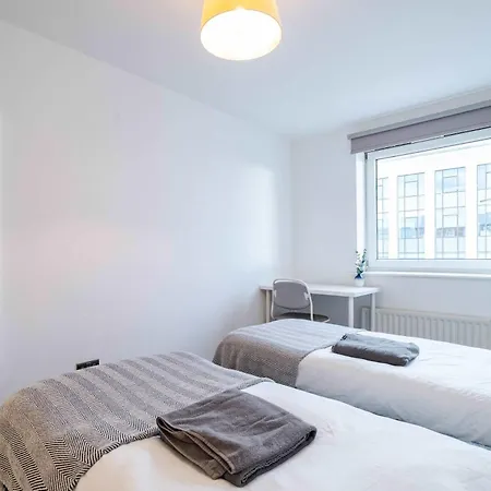Modern 3-bedroom In Leeds Centre - Sleeps 6 Elland
