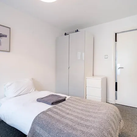 Апартаменты Modern 3-bedroom In Leeds Centre - Sleeps 6
