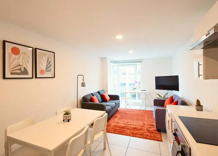 Modern 3-bedroom In Leeds Centre - Sleeps 6 * Elland