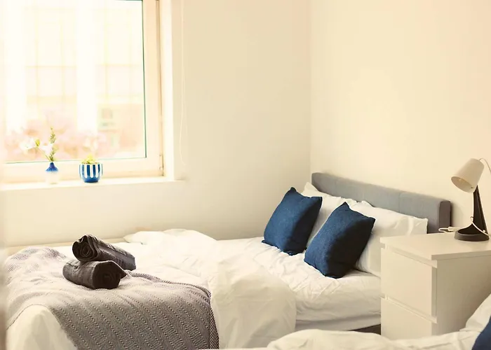 Modern 3-bedroom In Leeds Centre - Sleeps 6 * Elland