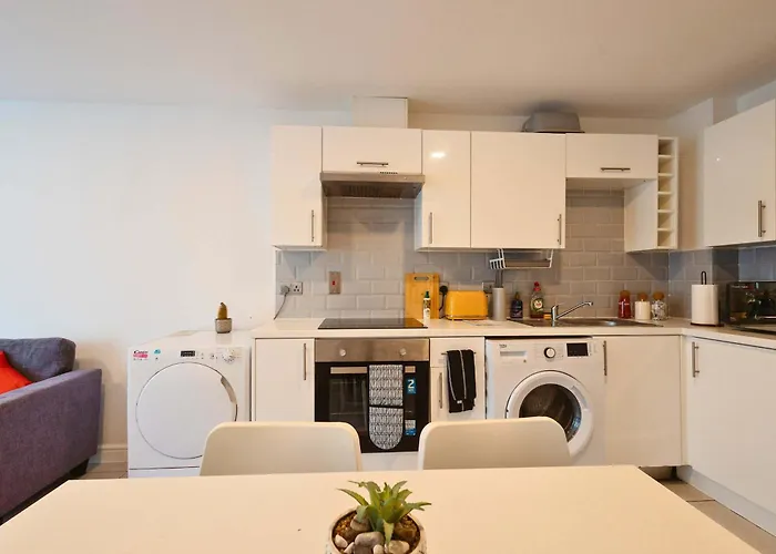 Modern 3-bedroom In Leeds Centre - Sleeps 6 Elland