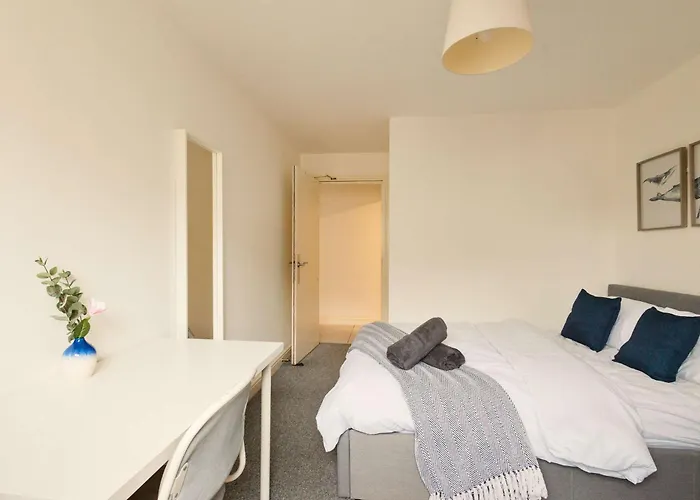 Apartment Modern 3-bedroom In Leeds Centre - Sleeps 6 Elland