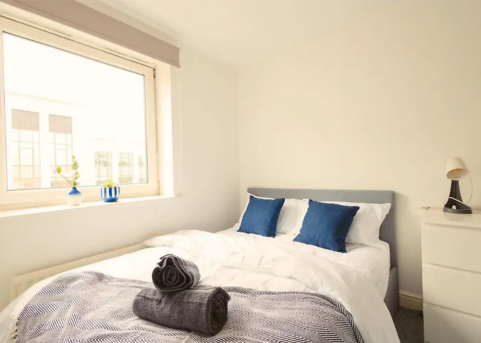 Modern 3-bedroom In Leeds Centre - Sleeps 6 * Elland