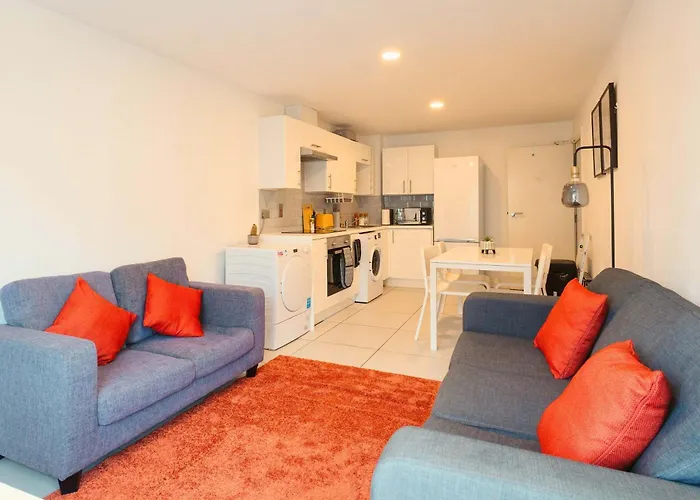 Modern 3-bedroom In Leeds Centre - Sleeps 6 *