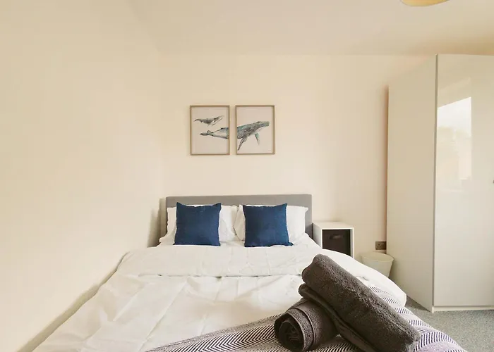 Modern 3-bedroom In Leeds Centre - Sleeps 6 * Elland