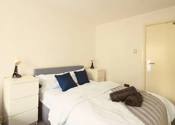 Modern 3-bedroom In Leeds Centre - Sleeps 6 Apartment