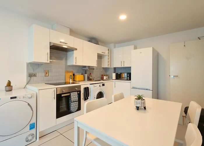 Modern 3-bedroom In Leeds Centre - Sleeps 6 *