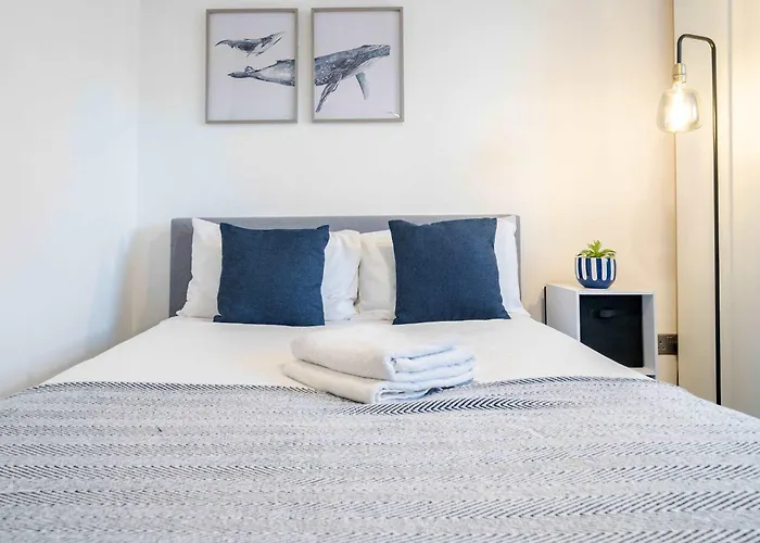 Modern 3-bedroom In Leeds Centre - Sleeps 6 *