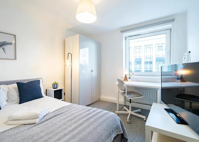 Modern 3-bedroom In Leeds Centre - Sleeps 6 Apartment *