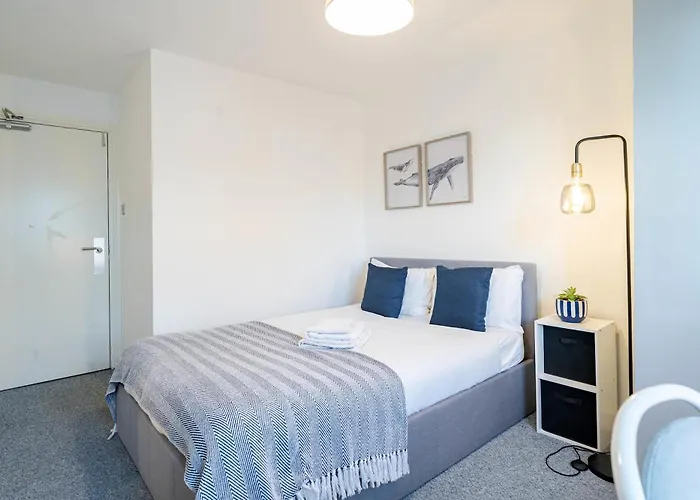 Modern 3-bedroom In Leeds Centre - Sleeps 6 Apartment
