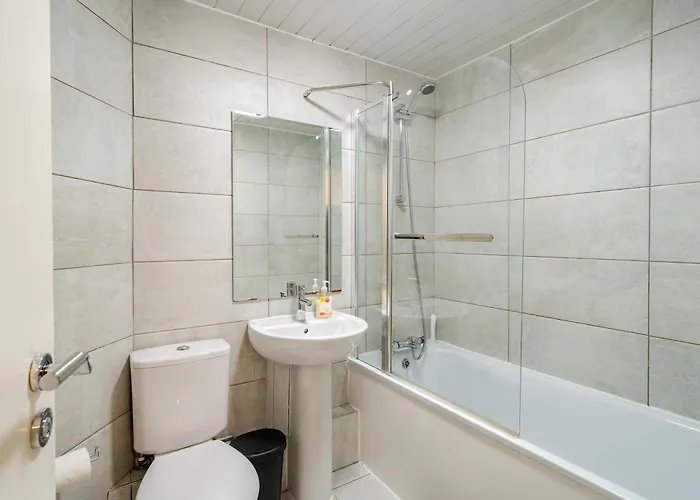 Modern 3-bedroom In Leeds Centre - Sleeps 6 Apartment