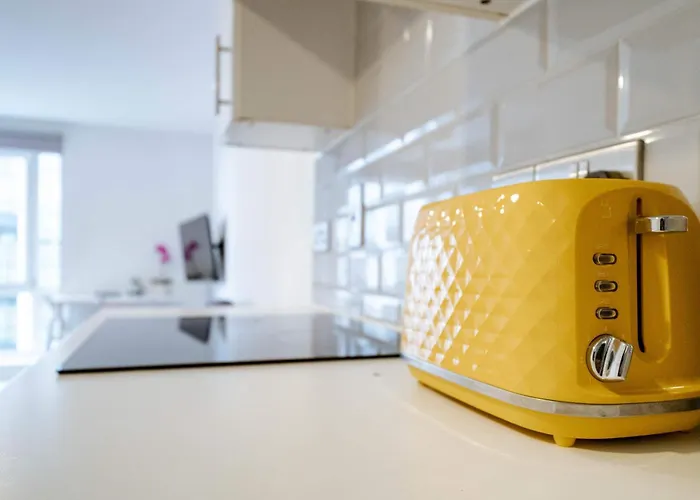 Modern 3-bedroom In Leeds Centre - Sleeps 6 * Elland