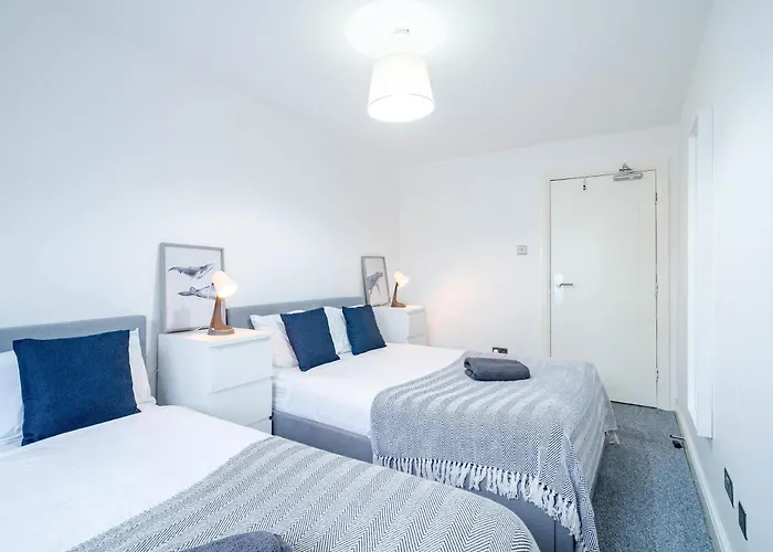 Modern 3-bedroom In Leeds Centre - Sleeps 6 * Elland
