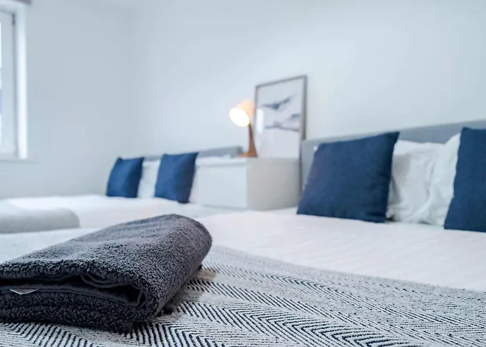 Modern 3-bedroom In Leeds Centre - Sleeps 6 Apartment *