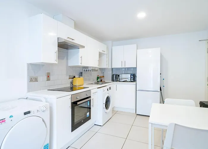 Modern 3-bedroom In Leeds Centre - Sleeps 6 * Elland