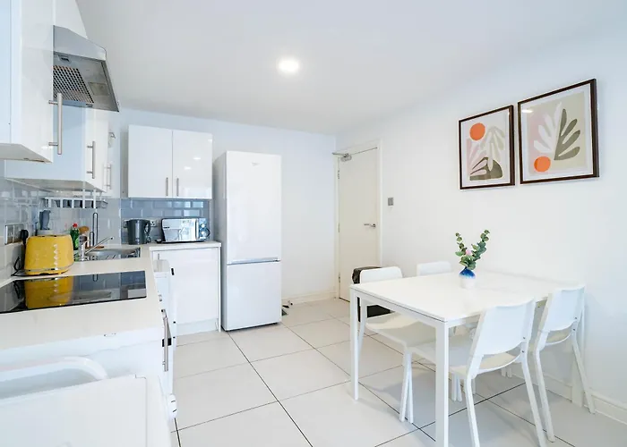 Modern 3-bedroom In Leeds Centre - Sleeps 6 Apartment