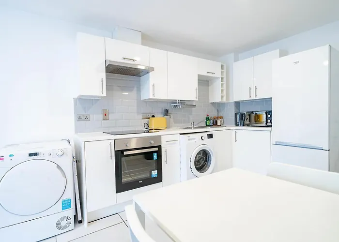 Modern 3-bedroom In Leeds Centre - Sleeps 6 *