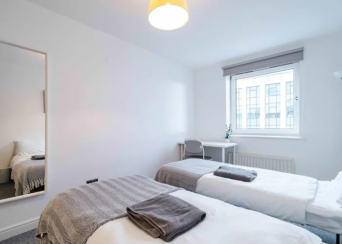 Modern 3-bedroom In Leeds Centre - Sleeps 6 Elland