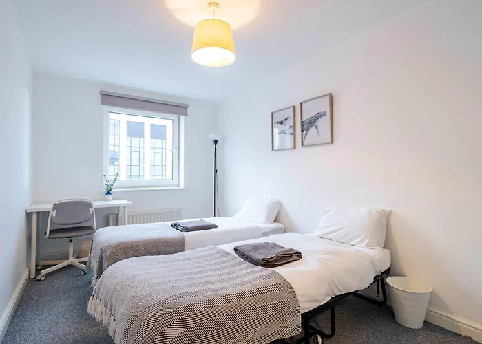 Modern 3-bedroom In Leeds Centre - Sleeps 6 * Elland