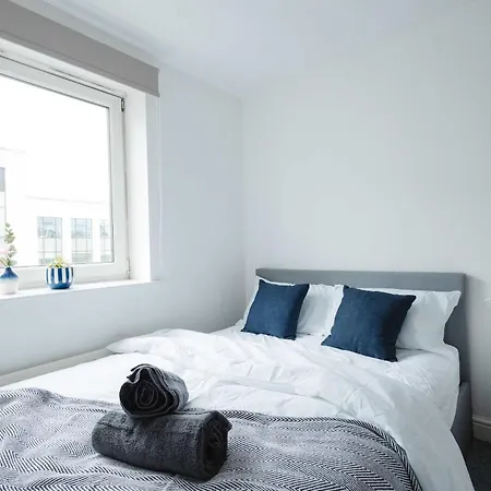 Bright 3-bed Flat By & Centre Leeds (West Yorkshire)