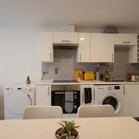 Bright 3-bed Flat By & Centre Leeds (West Yorkshire)